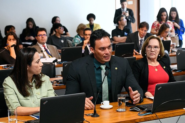 Comissão do Senado aprova saque do FGTS para educação e cirurgias O autor do projeto, senador Styvenson Valentim, ao lado da relatora (à esq.), senadora Mailza Gomes, e da senadora Zenaide Maia. Favoráveis à proposta, rejeitaram sugestão do governo de adiar a votação. Foto: Marcos Oliveira/Agência Senado
