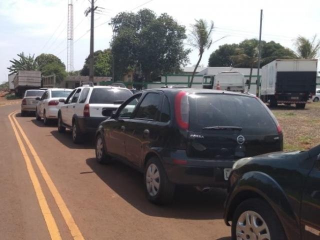 Proibição da concessão de serviços aumentou procura no Detran, onde fila de espera por inspeção chegou a três horas. (Foto: Bruna Pasche)
