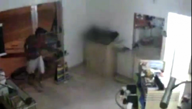 Ladrão arromba porta de loja e leva produtos. Tudo foi filmado por câmera de segurança.
