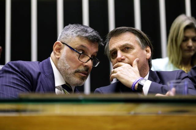 'Sei nem quem é esse', diz Bolsonaro sobre Alexandre Frota O presidente Jair Bolsonaro conversa com o deputado Alexandre Frota no plenário da Câmara durante solenidade em maio deste ano — Foto: Michel Jesus/ Câmara dos Deputados