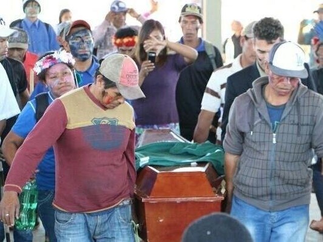 Com 74 terras sem demarcação, MS é o terceiro em assassinatos de índios Índios Guarani e Kaiowá carregam o corpo do agente de saúde Aquile Rodriges dos Santos, assassinado em 2016 (Helio de Freitas)