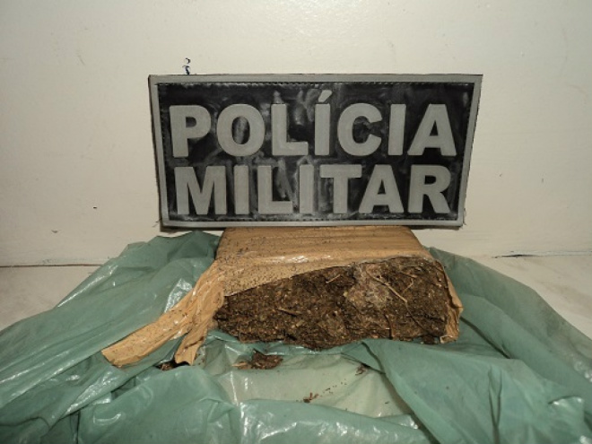 Em sua casa foram encontrados debaixo do colchão da cama aproximadamente 1 kg de maconha (Foto: Divulgação/PMMS) 