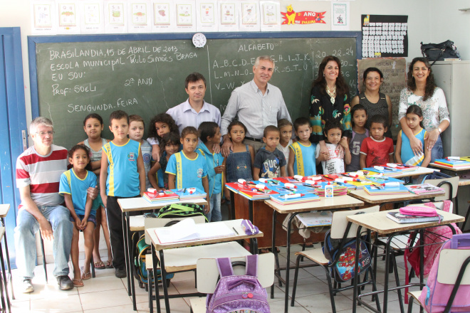 Prefeito Jorge Diogo e autoridades estiveram nas escolas para entrega dos kits aos estudantes (Foto: Divulgação/Assecom)