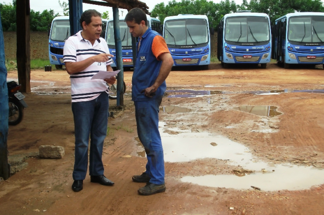 O vereador foi pessoalmente ao Departamento de Trânsito e entregou à diretora um ofício pedindo providências (Foto: Divulgação/Assecom)