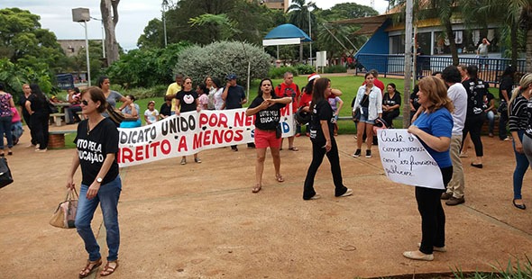 Manifestantes se reuniram no calçadão da Praça Antonio João (Foto - João Pires)