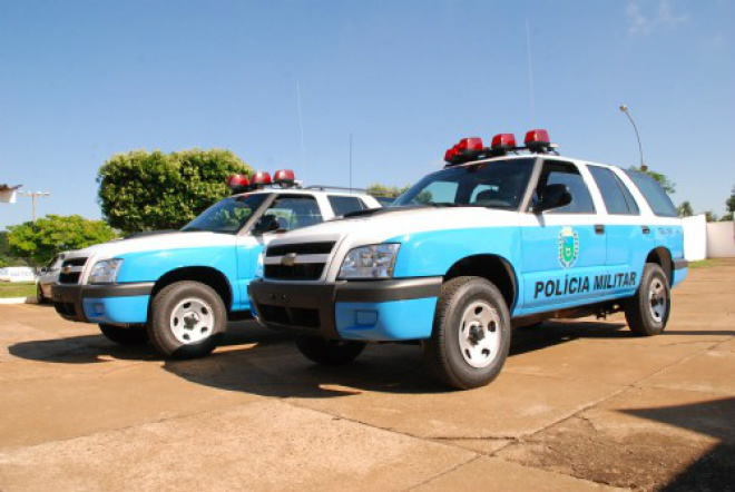 Jovens foram presos em Ribas do Rio Pardo e eles estavam em um Fiat Uno que havia sido furtado na capital (Foto: Assessoria PM)