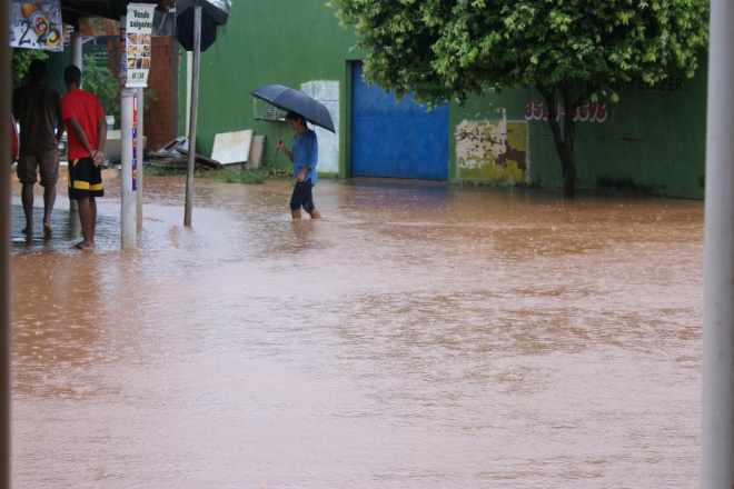 Moradores da Yamaguti Kankit voltam a sofrer com alagamentos Os moradores tiveram que expor a riscos de serem contaminados por alguma doença, para atravesar as ruas e irem para o trabalho
Foto: Luciana Navarro