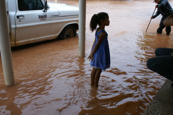 Moradores da Yamaguti Kankit voltam a sofrer com alagamentos Crianças andam pelo alagamento e ficam expostas à doenças
Foto: Luciana Navarro
