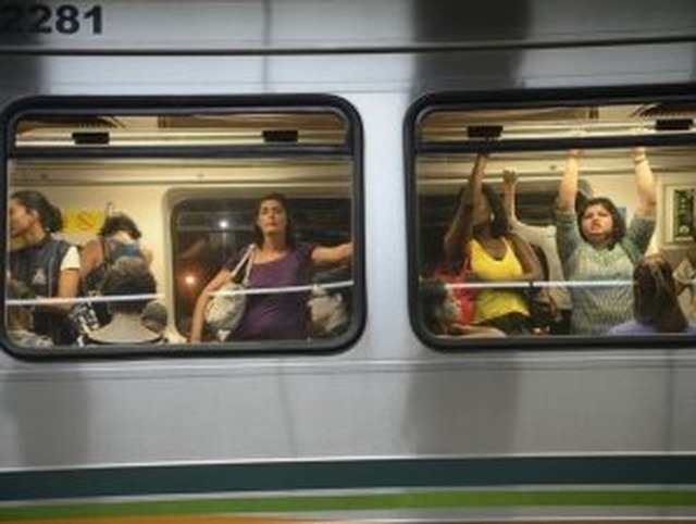 Mulheres em veículo do transporte coletivo (Foto: Fábio Rodrigues Pozzebom/Agência Brasil)
