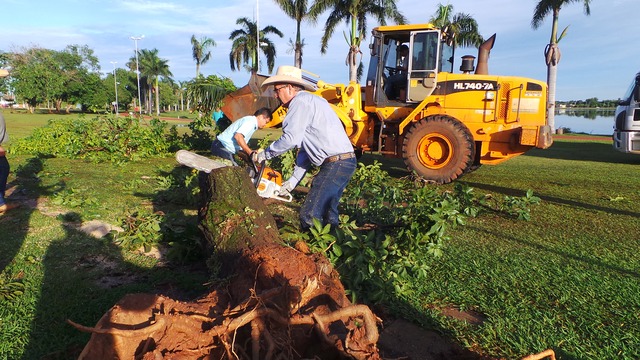 Exemplo de gestão responsável, Guerreiro encerra 2017 marcado por economia Na primeira semana do seu mandato, Três Lagoas foi atingida por um temporal que castigou a cidade, derrubando árvores e destelhando várias casas (Foto: Ricardo Ojeda/Arquivo)