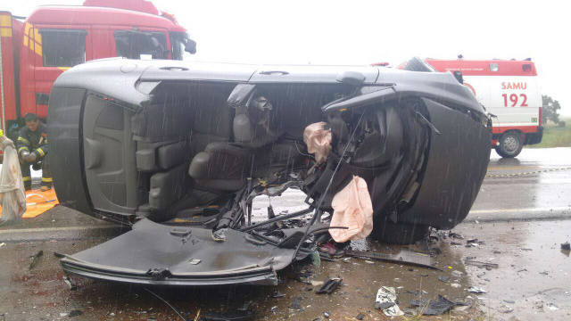 No Honda Civic com placas de Três Lagoas ficou completamente destruído, porém os ocupantes, dois irmãos foram levados com vida para Itajaí com fraturas expostas(Foto: Noticias Policiais Do Brasil) 