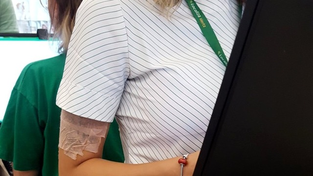 'É aceitar ou ser demitida': os desafios de quem precisa esconder tatuagens para não perder o emprego Funcionária da Localiza Hertz trabalhando com fitas no braço — Foto: BBC