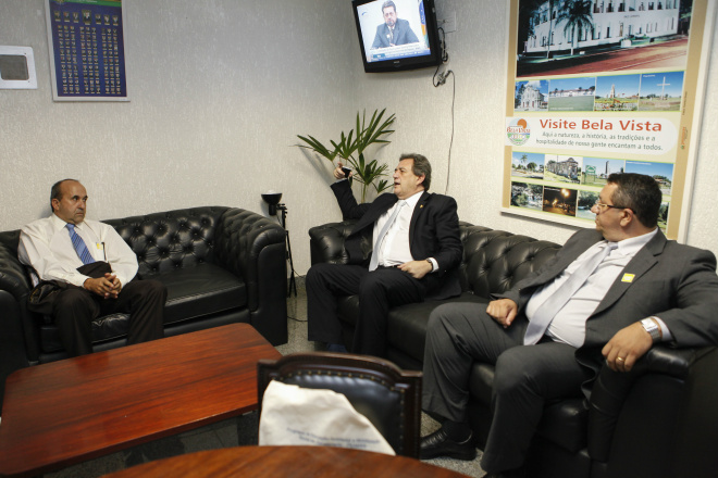 Ministério vai treinar técnicos dos consórcios sobre lixões em MS Moka e os prefeitos de Jardim e Bonito discutem planos sobre resíduos sólidos (Foto: Divulgação/Assecom)