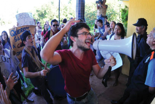 Ao menos 100 estudantes foram para a frente da reitoria para tentar participar de reunião (Foto: Álvaro Rezende/Correio do Estado)