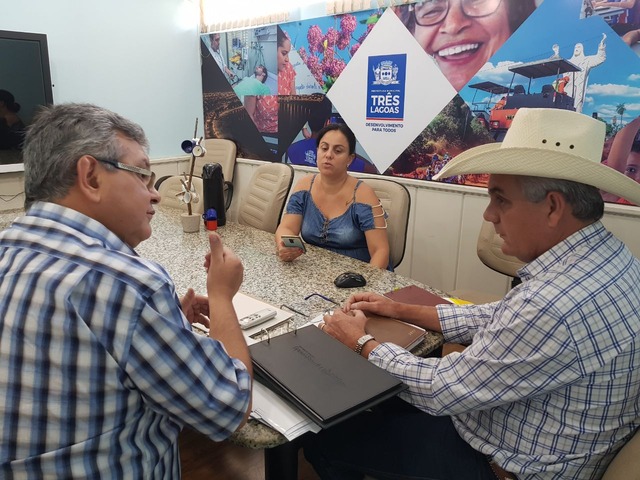 Exemplo de gestão responsável, Guerreiro encerra 2017 marcado por economia O prefeito recebeu os jornalistas, Ricardo Ojeda e Daniela Galli onde fez uma retrospectiva do seu 1º ano de mandato (Foto: Giovana Baltazar)