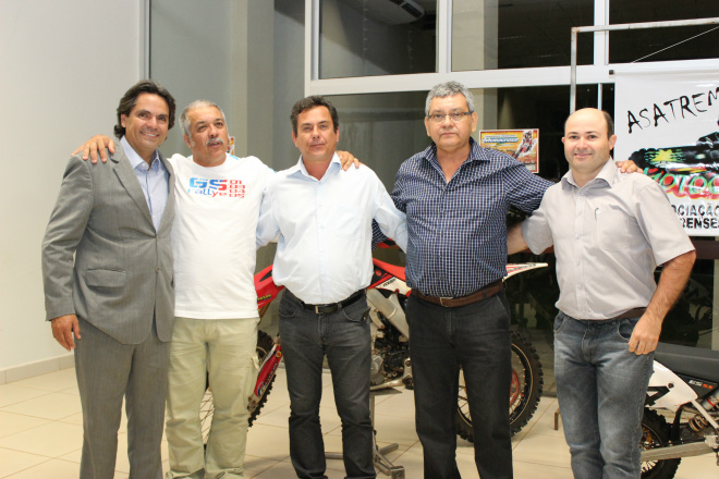 Organizadores da 2º Etapa do Campeonato Brasileiro de Motocross em Três Lagoas ao lado do Presidente da CBM, Firmo Henrique Alves (Foto: Equipe Perfil News)