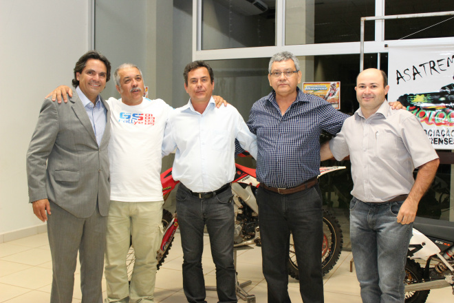 Etapa do Campeonato Brasileiro de Motocross irá agitar Três Lagoas Organizadores da 2º Etapa do Campeonato Brasileiro de Motocross em Três Lagoas ao lado do Presidente da CBM, Firmo Henrique Alves (Foto: Equipe Perfil News)
