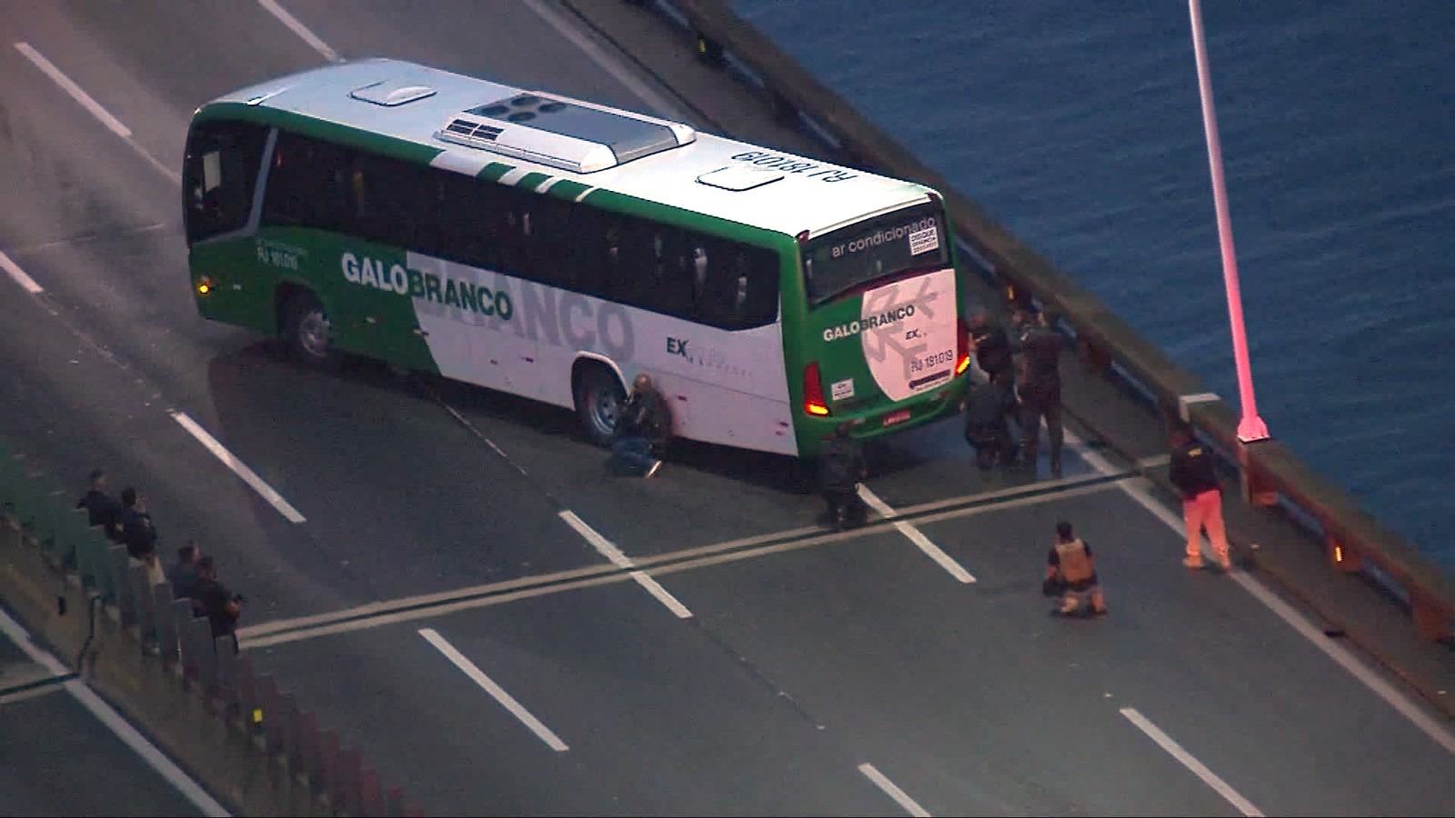Homem sequestra ônibus, mantém reféns por três horas e meia e acaba morto pela polícia no Rio de Janeiro Policiais cercam ônibus na Ponte Rio-Niterói — Foto: Reprodução/TV Globo