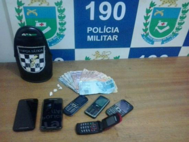 Força Tática de Paranaíba prende homem por roubo e tráfico de drogas Objetos recolhidos pelos policiais durante as buscas pela casa do indivíduo (Foto:Assessoria de Imprensa do 13 BPM)