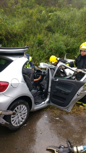 Cinco pessoas de uma mesma família viajavam no Gol. Uma mulher não resistiu aos ferimentos e morreu minutos depois de receber atendimento de equipes do SAMU (Foto: Noticias Policiais Do Brasil)