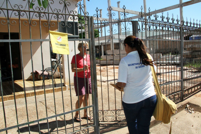 Vera Helena busca prevenção e orientação contra a dengue O vírus que agora possui quatro estágios tem diversos meios de se proliferar, como em poças de água suja e cavidades de árvores (Foto: Divulgação/Assecom)