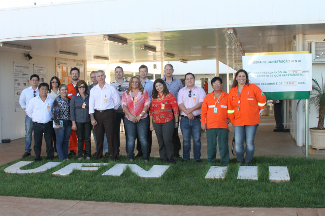 Prefeito de Brasilândia e autoridades da região visitam construção da UFN III Autoridades do município de Brasilândia, Três Lagoas e representantes do Sebrae e da UFN 3 registram a visita na unidade (Foto: Divulgação/Assecom)