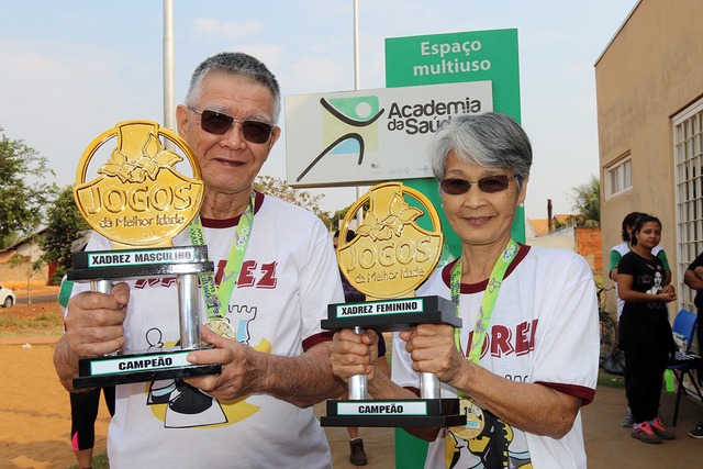 Casal da Academia da Saúde de Três Lagoas conquista troféus de campeões de xadrez nos Jogos da Melhor Idade