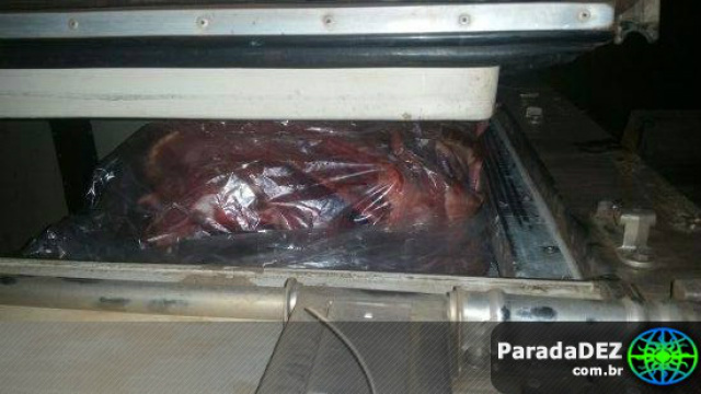 Carne que seria furtada pelo trio estava em um caminhão baú frigorífico. (Foto: Parada Dez)