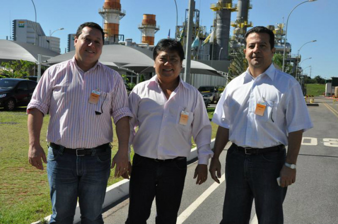 o vice-prefeito Luiz Akira, o secretário Luciano Dutra e o diretor de indústria e comércio, Diógenes Marques foram visitar unidades da Petrobras no município (Foto: Assessoria de Comunicação)