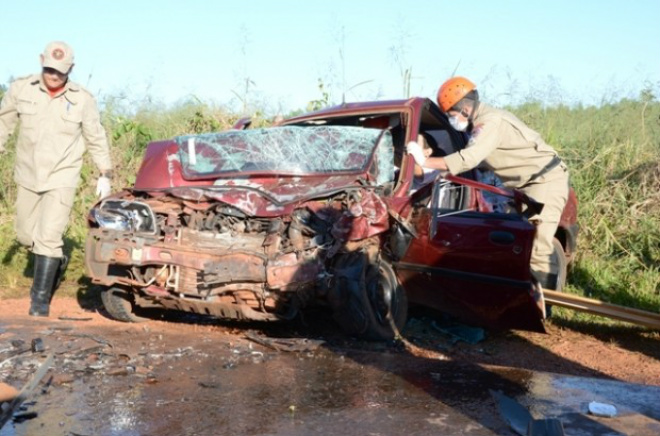 No veículo de Nova Andradina estavam duas pessoas, uma dela morreu no local (Foto: Ivi Notícias) 