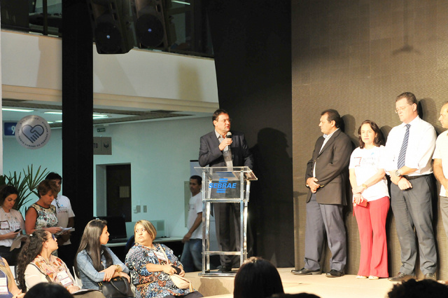 Longen destaca valorização da indústria local na abertura da Semana da Moda do Sebrae O presidente da FIEMS Sérgio Longen durante discurso, na abertura da Semana da Moda no Sebrae/MS. (Foto: Assessoria)