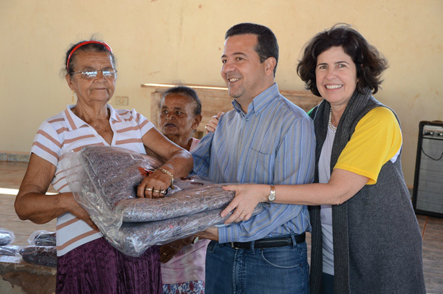 A prefeita entregou aproximadamente 200 cobertores para as 70 famílias devidamente cadastradas junto do CRAS (Foto: Divulgação/Assecom)