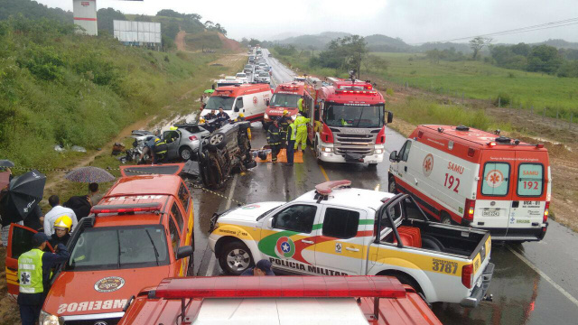 Civic com placa de Três Lagoas se envolve em grave acidente em Brusque (SC) Os dois veículos ficaram destruídos e a rodovia ficou interrompida, formando extensa fila nos dois lados (Foto: Noticias Policiais Do Brasil)