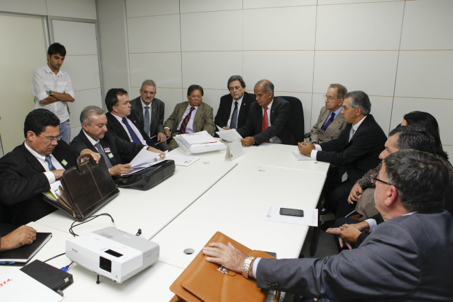 Bancada federal e prefeitos na reunião com a Defesa Civil em Brasília (Foto: Divulgação/Assecom)