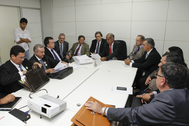 Governo garante ajuda a cidades atingidas pelas chuvas em MS Bancada federal e prefeitos na reunião com a Defesa Civil em Brasília (Foto: Divulgação/Assecom)