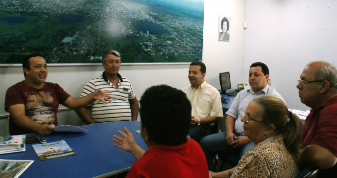 Secretário de Desenvolvimento Econômico escuta reivindicações de feirantes Secretário do Desenvolvimento Luciano Dutra recebe integrantes da associação dos feirantes para ouvir reivindicações (Foto: Assessoria de Comunicação)