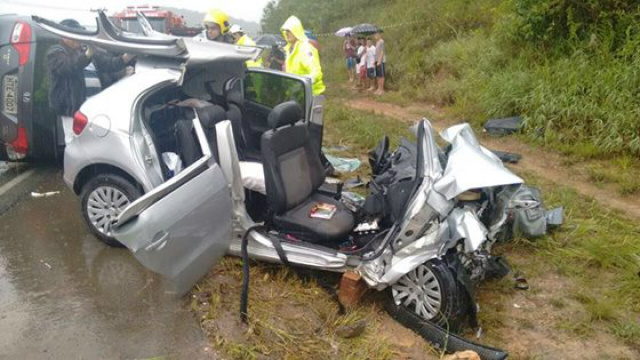 Civic com placa de Três Lagoas se envolve em grave acidente em Brusque (SC) Devido a violência da pancada, os dois veículos ficaram destruídos, com a parte do teto arrancada (Foto: Noticias Policiais Do Brasil)