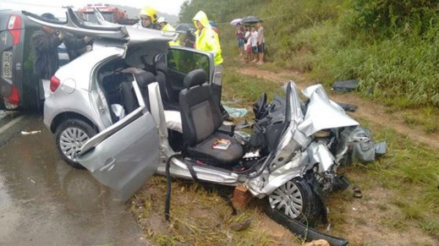 Devido a violência da pancada, os dois veículos ficaram destruídos, com a parte do teto arrancada (Foto: Noticias Policiais Do Brasil)