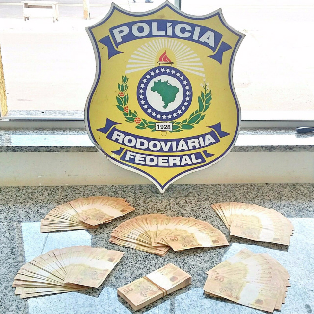 Com ajuda de cães, PRF prende passageiros com cocaína e dinheiro falso em pacote de erva mate Uma parte do dinheiro falso estava no bagageiro e o resto no bolso do passageiro. (Foto: Assessoria)