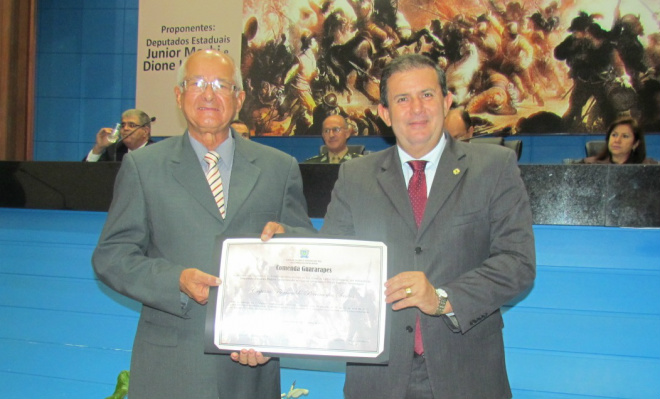 o capitão R1 Florisvaldo Pereira dos Santos, de Três Lagoas, recebeu a “Comenda Guararapes” das mãos do deputado estadual Eduardo Rocha (Foto: Assessoria Dep. Eduardo Rocha)