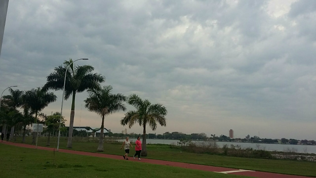 Mesmo com o tempo nublado, os praticantes de atividades físicas comparecem na pista de caminhada. (Foto: Patrícia Miranda) 