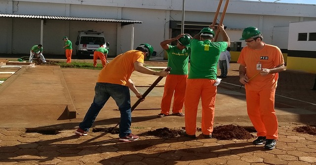 Com foco no mercado profissional, capacitações na construção civil são oferecidas a detentos de MS Fotos: Agepen