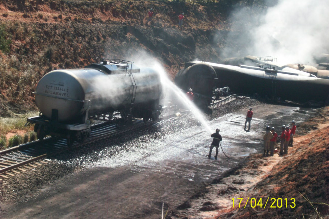 PMA atende derramamento de combustível em descarrilamento de trem A PMA continuará no local para que a empresa tome todas as providências para a remoção do material contaminante (Foto: Divulgação/Assecom)