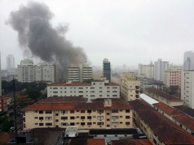 Candidato a Presidente morre em queda de avião em Santos Após a queda do avião, de longe dava para ver a grossa fumaça que se originou da explosão (Foto: G1)