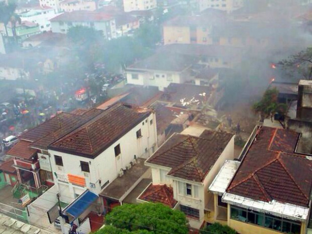 Candidato a Presidente morre em queda de avião em Santos Com a explosão, vários prédios foram atingidos e tiveram vidraças e telhados estilhaçados (Foto: G1)