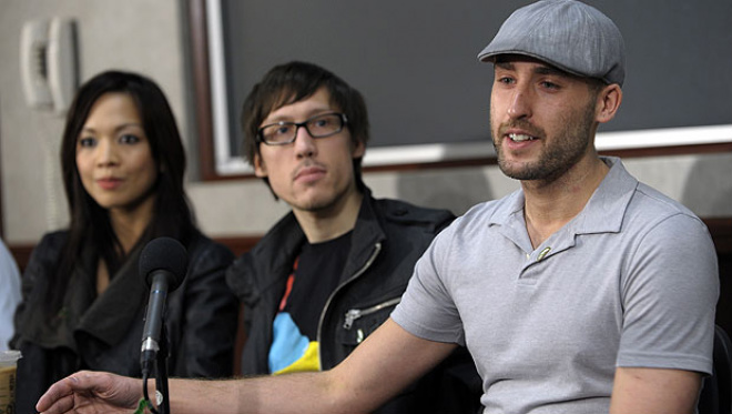 Ricky Cisco (à direita) fala sobre as razões que o fez doar um rim a Jeff Kurze (centro) (Foto: AP)