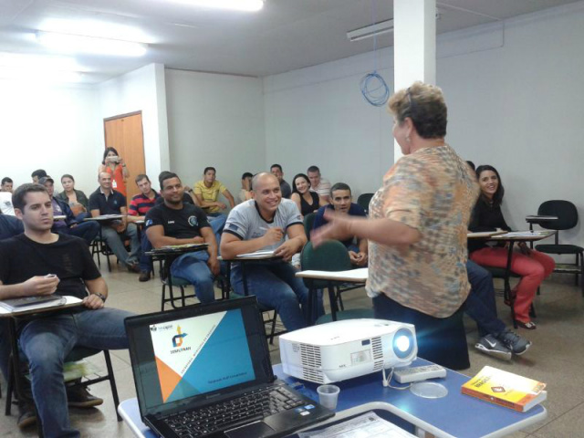 Secretaria de Trânsito orienta mães e policiais por meio de palestras Uma das dicas apresentadas, foi em relação à segurança no transporte dos filhos no trânsito. (Foto: Assessoria)
