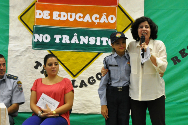 Prefeita Márcia Moura ao lado de uma das crianças quem fazer parte do Programa Patrulha Mirim do Trânsito (Foto: assessoria de Comunicação)