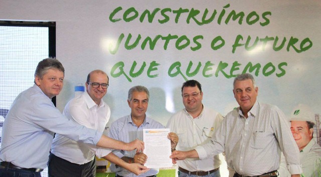 Nessa segunda-feira (25), o secretário de Estado de Meio Ambiente, Desenvolvimento Econômico, Produção e Agricultura Familiar (Semagro), Jaime Verruck, entregou à Fibria a Licença de Operação da segunda linha de produção, emitida pelo Instituto de Meio Ambiente de MS (Imasul), durante visita à fábrica junto com o governador Reinaldo Azambuja. (Foto: Divulgação/Assessoria)