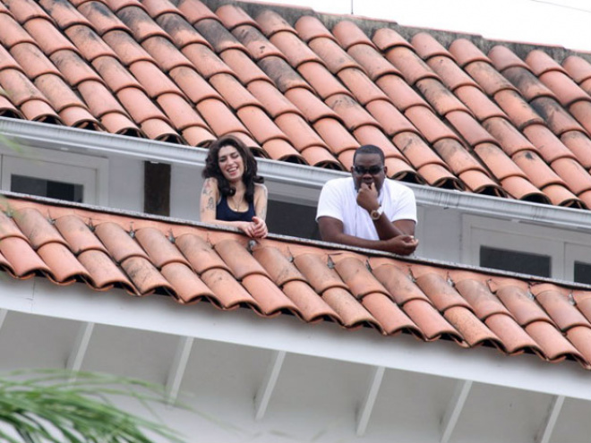 A inglesa apareceu na sacada do hotel em que está hospedada, em Santa Teresa. (Foto: Delson Silva/AgNews )